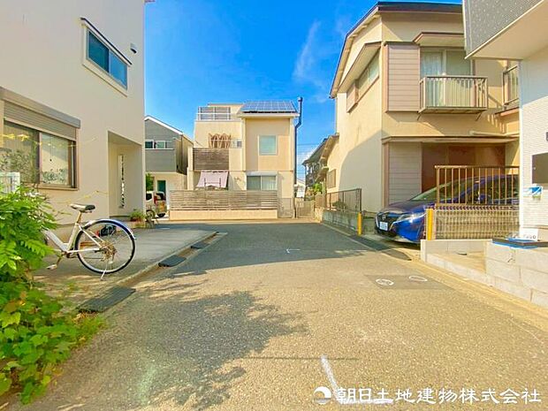 【前面道路】前面道路は車通りも少なくお車の運転が苦手な方も安心ですね。