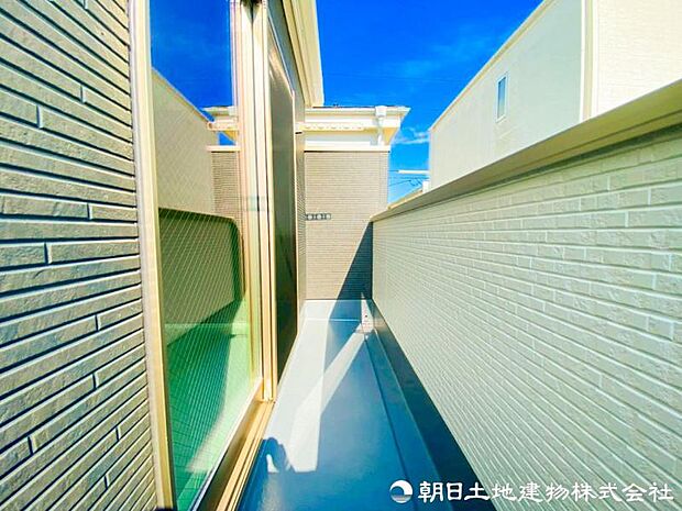 【バルコニー】気持ちのいい空が見渡せる広いバルコニー。爽やかな風を感じて、心躍る素敵な暮らしがはじまります。