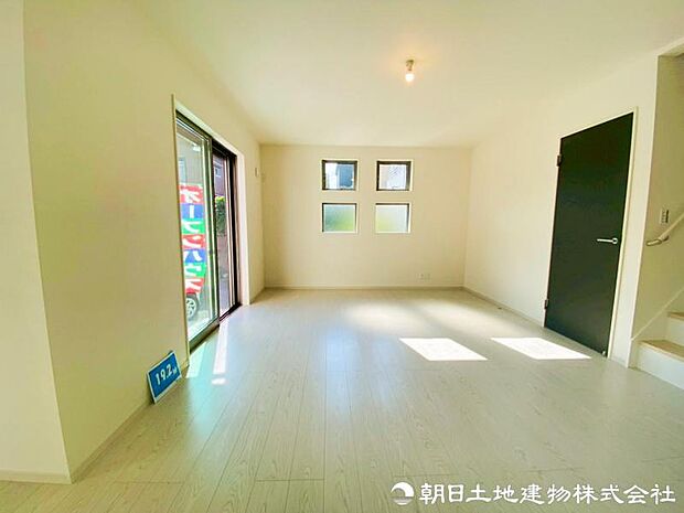 【リビング】リビングは入ってくる風も多く換気も十分にでき、自然光で長く過ごせます