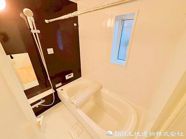 【バスルーム】機能的で清潔感溢れる浴室。快適・清潔な空間で心も体もオフになる時間を楽しむことが可能です。