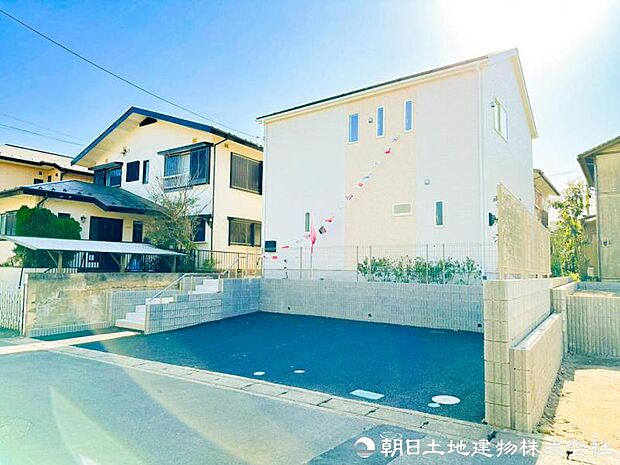 【外観写真】自然の美しさを引き立てる洗練された外観。静かな住宅街に調和する落ち着いた佇まいとなっています。