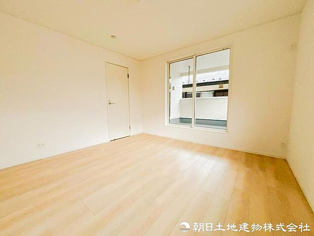 【洋室】家具の配置のし易い室内です。趣味の部屋としても充分な広さを確保しております。