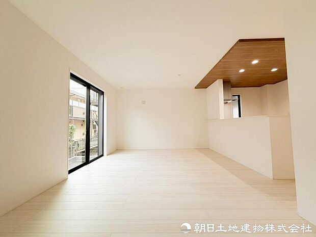 【リビング】太陽に愛された邸は、陽当り・通風に優れた魅力的で快適さを追求した邸宅でした。