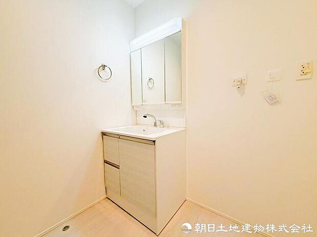 【洗面化粧台】目線に合わせた三面鏡付洗面化粧台を採用しました。三面鏡の裏側には収納棚を確保。