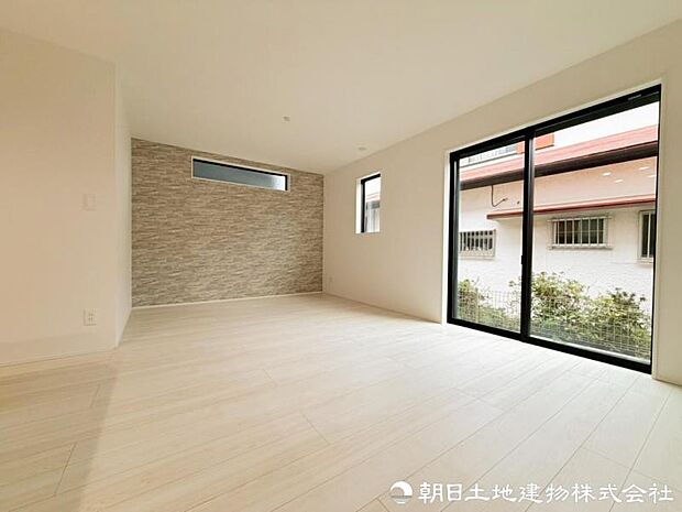 【リビング】太陽に愛された邸は、陽当り・通風に優れた魅力的で快適さを追求した邸宅でした。