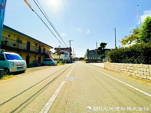 【前面道路】前面道路はゆとりがある為、お車の運転が苦手な方も安心ですね