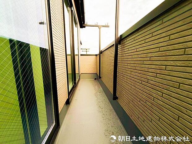 【バルコニー】気持ちのいい空が見渡せる広いバルコニー。爽やかな風を感じて、心躍る素敵な暮らしがはじまります。