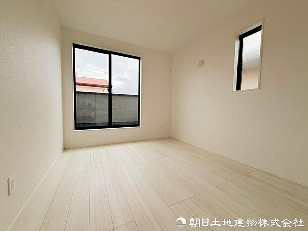 【洋室】大きな窓からたっぷりと陽光が注がれる明るい空間。家族の成長に対応できる永住仕様の間取り。時を忘れて過ごす場所として過ごせるお部屋。