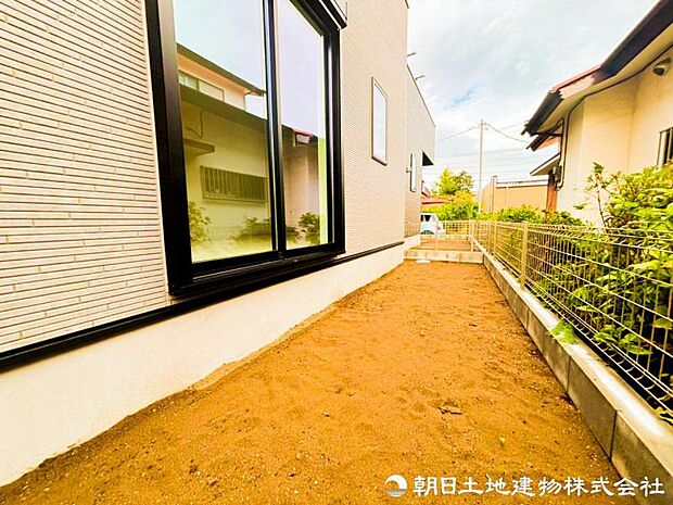 【庭】穏やかな住宅街に佇む住まい。陽光と風が通る庭で、家族や友人との時間をゆったり楽しめ、ガーデニングやアウトドアも自在に楽しめる快適な暮らしが叶います。
