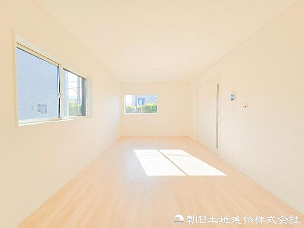 【リビング】太陽に愛された邸は、陽当り・通風に優れた魅力的で快適さを追求した邸宅でした。
