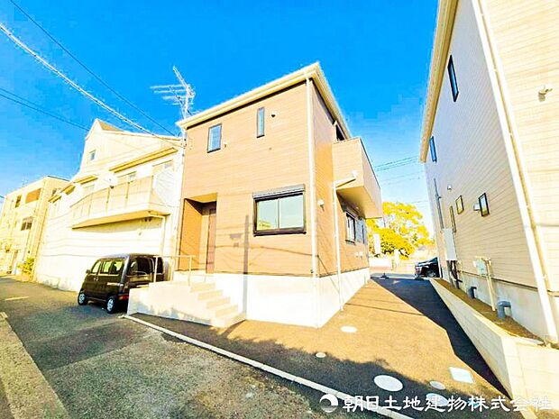 【外観写真】爽やかな青空の下に贅沢なほどに降り注ぐ陽光、豊かな居住性と、クオリティが見事に調和した住空間は、住まうことの喜びを感じさせてくれます。