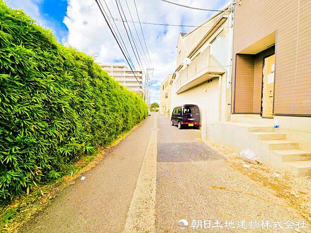 【前面道路】前面道路は車通りも少なくお車の運転が苦手な方も安心ですね。
