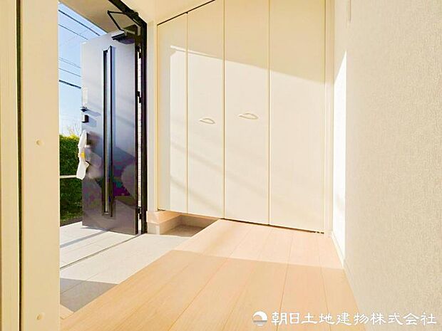 【玄関】清潔感溢れる玄関がお出迎えする本邸宅の物語は、ここから始まる日常を期待させます。この場所には「希望」と「優越」で包み込んでくれる「特別」な空間があります。