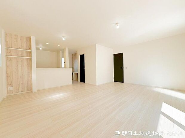 【リビング】 開放感あるLDKは家具配置もしやすく、家族それぞれの過ごし方に柔軟に対応できる設計です。