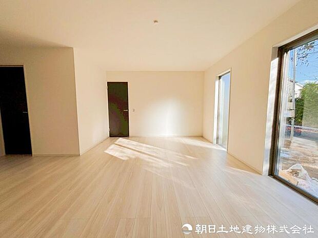 【リビング】太陽に愛された邸は、陽当り・通風に優れた魅力的で快適さを追求した邸宅でした。