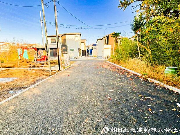 【前面道路】前面道路はゆとりがある為、お車の運転が苦手な方も安心ですね