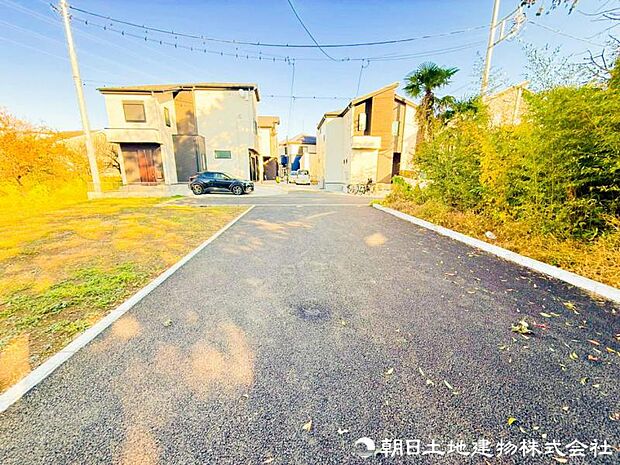 【前面道路】前面道路は車通りも少なくお車の運転が苦手な方も安心ですね。