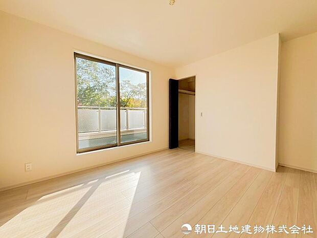 【洋室】家具の配置のし易い室内です。趣味の部屋としても充分な広さを確保しております。