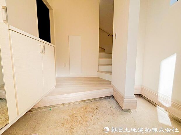 【玄関】毎日通る場所なので、清潔で快適な場所にしたいですね！玄関ホールは、シンプルかつ清潔感のデザインになっております。