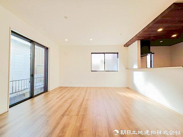 【リビング】 家族が自然と集まり、会話が生まれる明るいリビング。住まいの中心として、心地よい時間が流れる空間です。