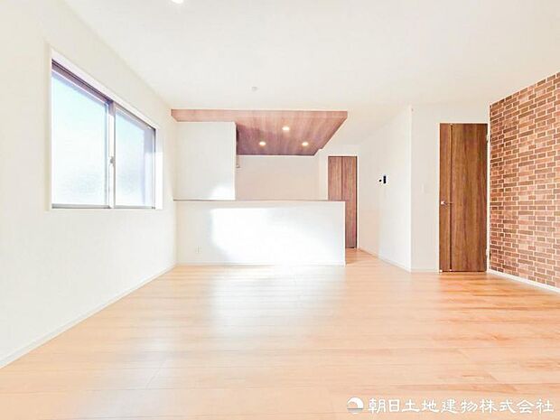 【リビング】 採光と通風を考慮した設計により、四季を通して快適な室内環境を実現しています。