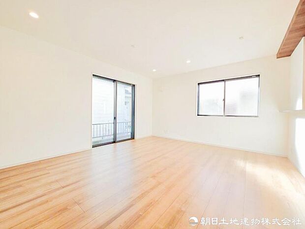 【リビング】 食事・団らん・くつろぎが自然につながる空間構成。日常の何気ない時間が心地よい思い出に変わります。