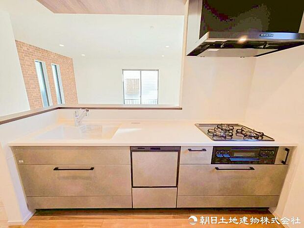 【キッチン】 引き出しタイプの収納を採用し、調味料やストック品も整理しやすいキッチン。使い勝手に配慮した設計です。