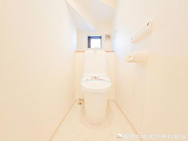 【トイレ】 落ち着いた雰囲気でまとめられたトイレ空間。毎日の使用を快適にサポートします。