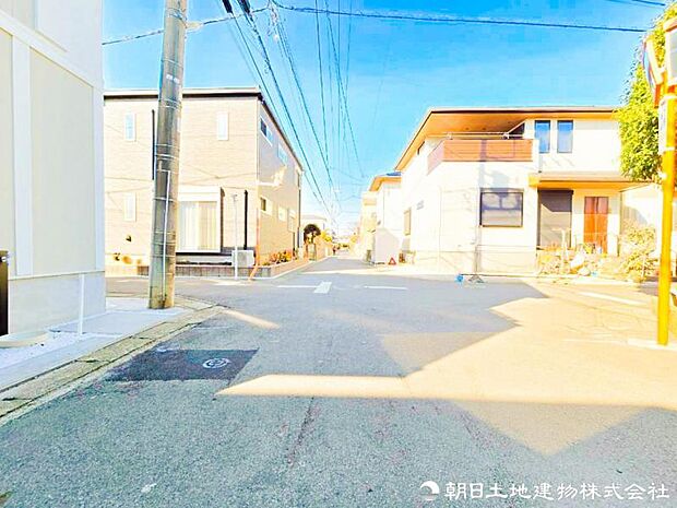 【前面道路】前面道路はゆとりがある為、お車の運転が苦手な方も安心ですね