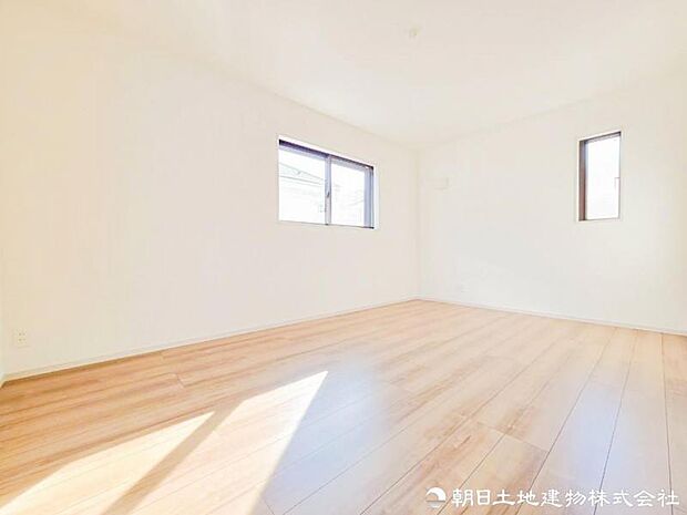 【洋室】 陽当りと通風に配慮した快適な洋室。家族との距離感を保ちつつ、自然とつながりを感じられる設計で、毎日の暮らしに心地よさをもたらします。