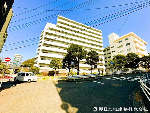 【外観写真】彩られた街区に現出する建物は、ここに住まう方々へ余すこと無く太陽の恵みを届けられるように計画・設計されております。