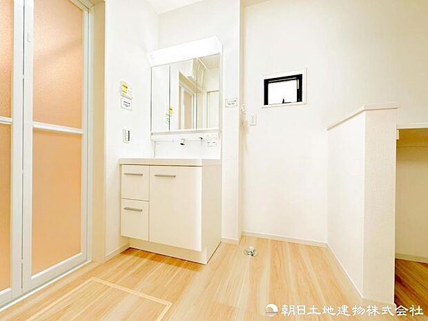 【洗面化粧台】目線に合わせた三面鏡付洗面化粧台を採用しました。三面鏡の裏側には収納棚を確保。