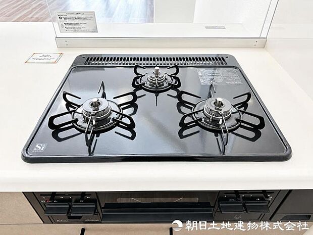 【コンロ】同時にたくさんの料理が調理できます。焼く・蒸す・煮るの工程を同時進行で進めることができるので、凝った料理もまとめて作ることができます。時短にもつながりますね。