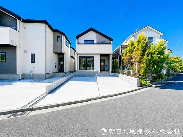 【外観写真】 周囲の環境と美しく馴染む外観フォルム。住宅街の中で程よい存在感を放ち、安心感のある住環境を形成しています。
