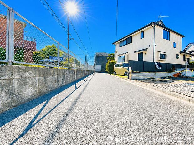 【前面道路】前面道路は車通りも少なくお車の運転が苦手な方も安心ですね。