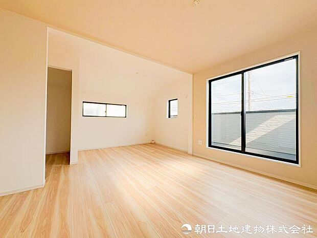 【洋室】家具の配置のし易い室内です。趣味の部屋としても充分な広さを確保しております。
