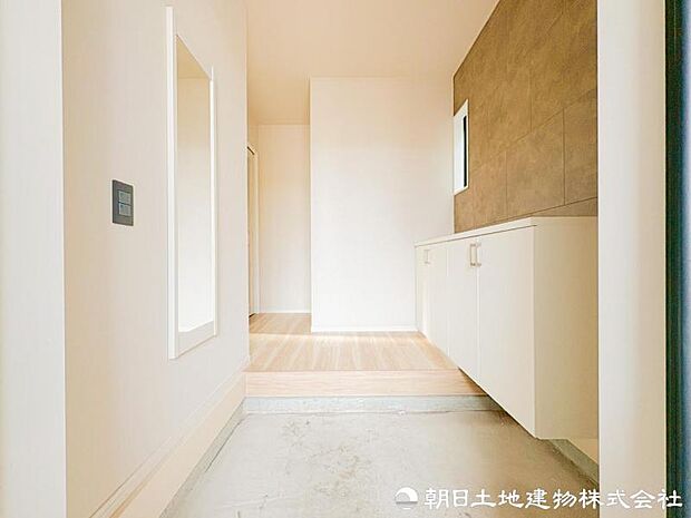 【玄関】清潔感溢れる玄関がお出迎えする本邸宅の物語は、ここから始まる日常を期待させます。この場所には「希望」と「優越」で包み込んでくれる「特別」な空間があります。