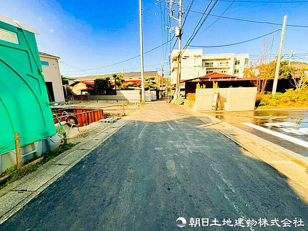 【前面道路】前面道路は車通りも少なくお車の運転が苦手な方も安心ですね。