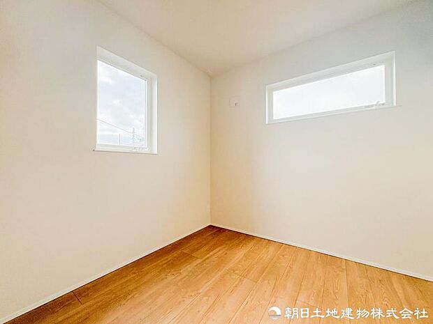 【洋室】家具の配置のし易い室内です。趣味の部屋としても充分な広さを確保しております。