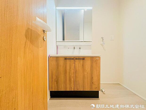 【洗面化粧台】目線に合わせた三面鏡付洗面化粧台を採用しました。三面鏡の裏側には収納棚を確保。