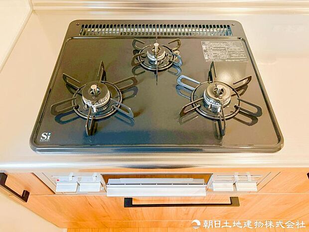 【コンロ】同時にたくさんの料理が調理できます。焼く・蒸す・煮るの工程を同時進行で進めることができるので、凝った料理もまとめて作ることができます。時短にもつながりますね。