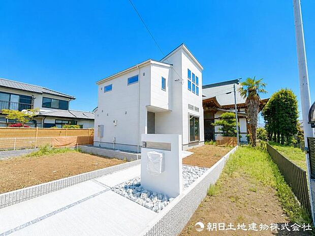 【外観写真】彩られた街区に現出する建物は、ここに住まう方々へ余すこと無く太陽の恵みを届けられるように計画・設計されております。