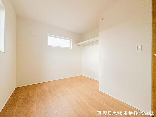 【洋室】暮らしの中での光と風を演出してくれて開放的な空間をお楽しみください。