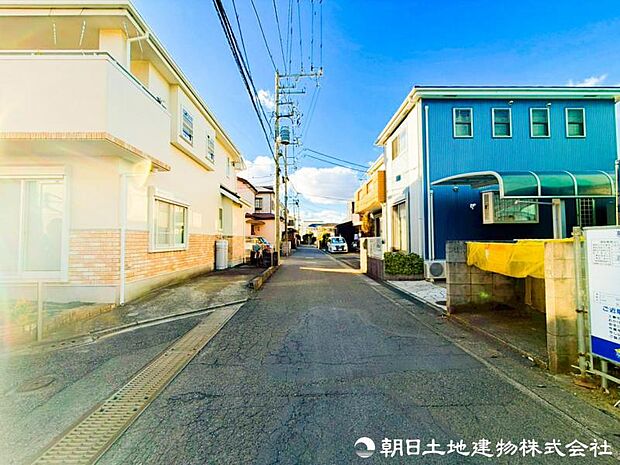 【前面道路】前面道路はゆとりがある為、お車の運転が苦手な方も安心ですね