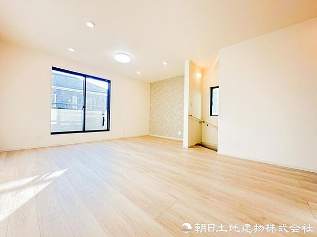 【リビング】リビングは入ってくる風も多く換気も十分にでき、自然光で長く過ごせます