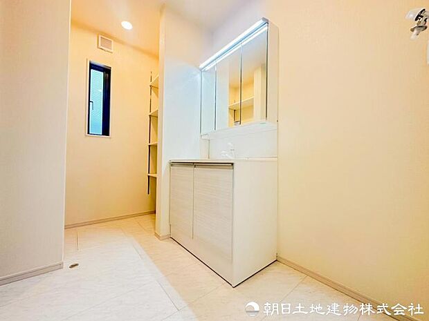 【洗面化粧台】目線に合わせた三面鏡付洗面化粧台を採用しました。三面鏡の裏側には収納棚を確保。