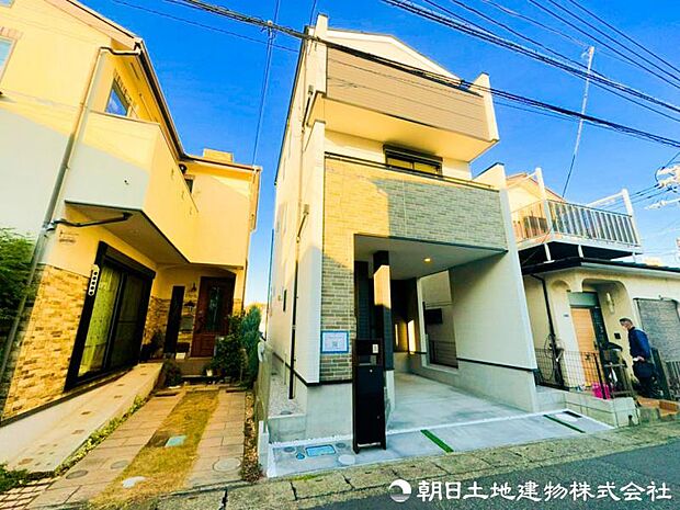 【外観写真】彩られた街区に現出する建物は、ここに住まう方々へ余すこと無く太陽の恵みを届けられるように計画・設計されております。