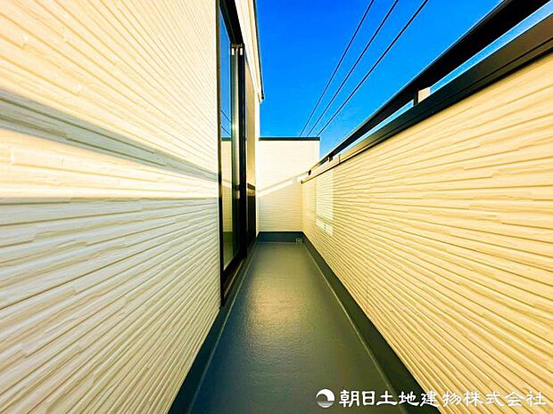 【バルコニー】気持ちのいい空が見渡せる広いバルコニー。爽やかな風を感じて、心躍る素敵な暮らしがはじまります。