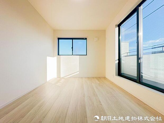 【洋室】家具の配置のし易い室内です。趣味の部屋としても充分な広さを確保しております。