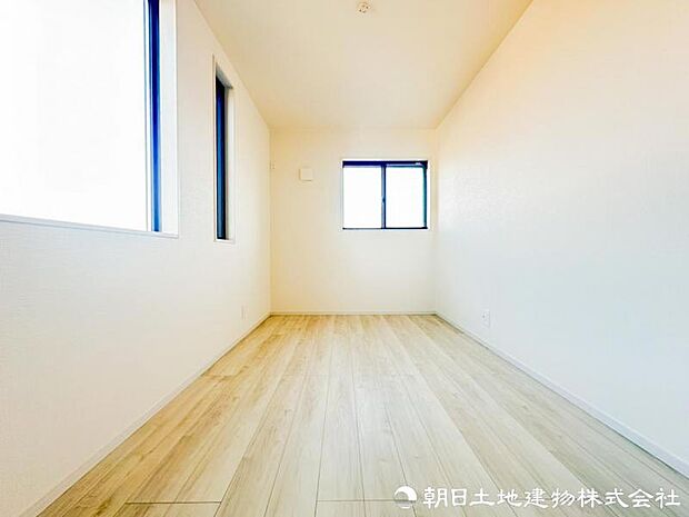 【洋室】家族とのコミュニケーションを促進する拘り設計。陽当り・通風に優れた魅力的で快適さを追求した邸宅でした。